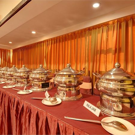Hotel Savshanti Towers Vadodara Exterior photo