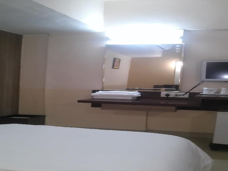 Hotel Savshanti Towers Vadodara Exterior photo