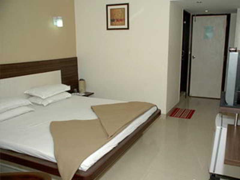 Hotel Savshanti Towers Vadodara Exterior photo