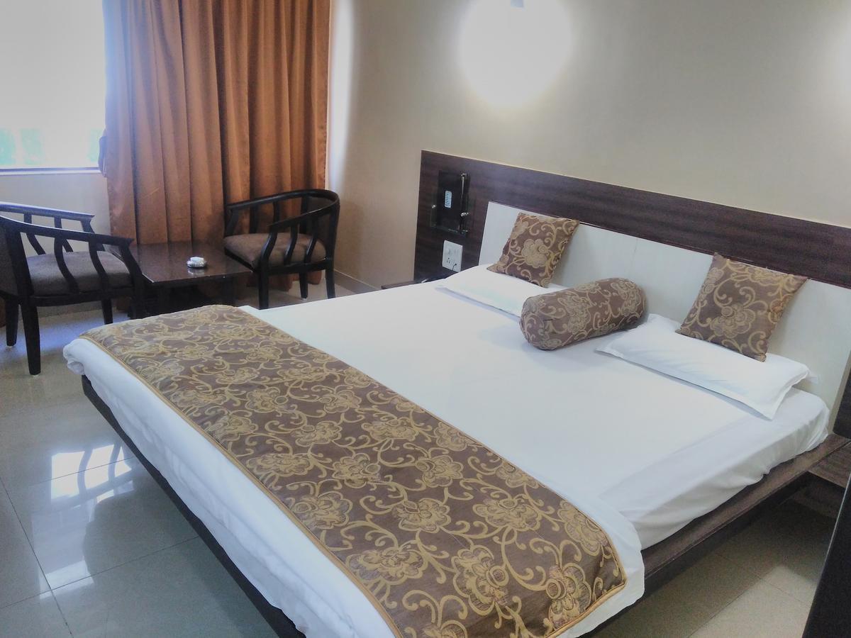 Hotel Savshanti Towers Vadodara Exterior photo