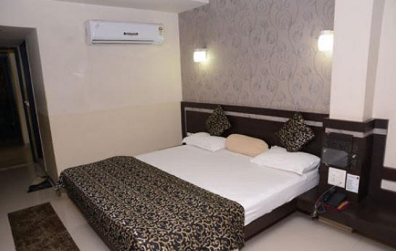 Hotel Savshanti Towers Vadodara Exterior photo