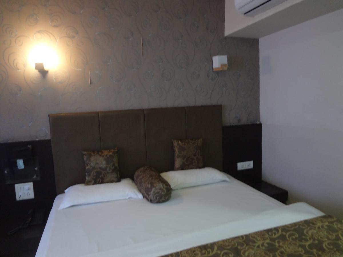 Hotel Savshanti Towers Vadodara Exterior photo