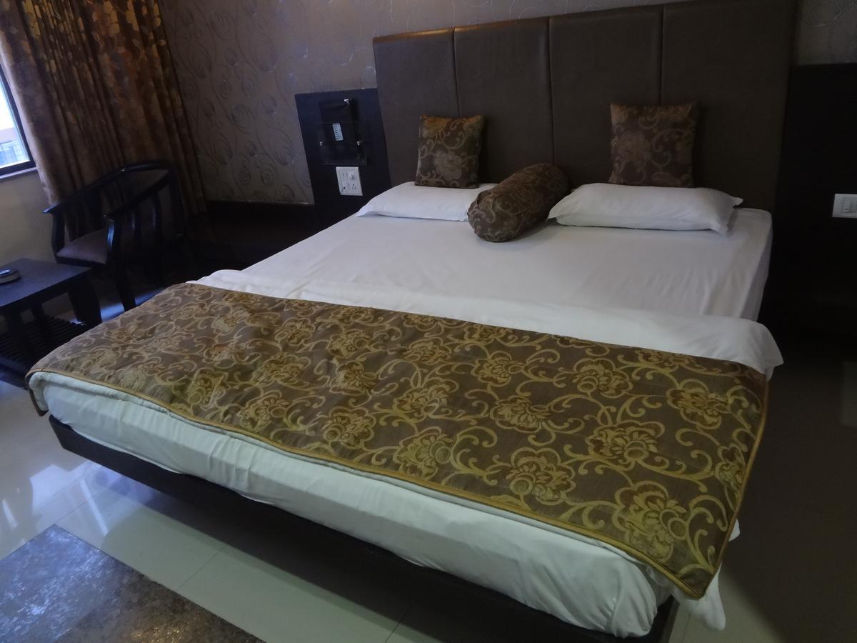 Hotel Savshanti Towers Vadodara Exterior photo