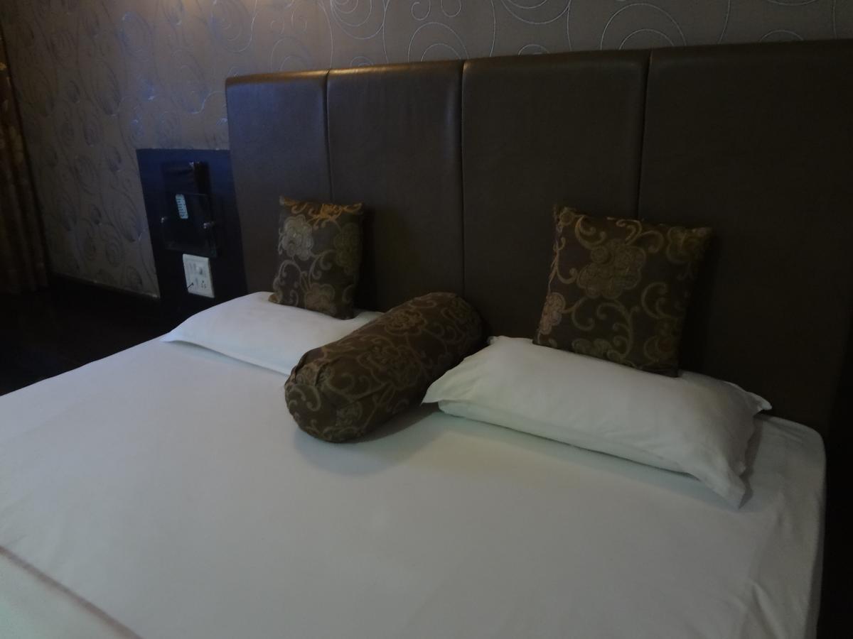 Hotel Savshanti Towers Vadodara Exterior photo