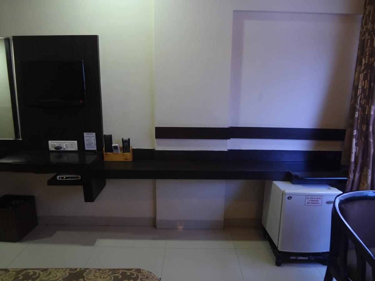 Hotel Savshanti Towers Vadodara Exterior photo