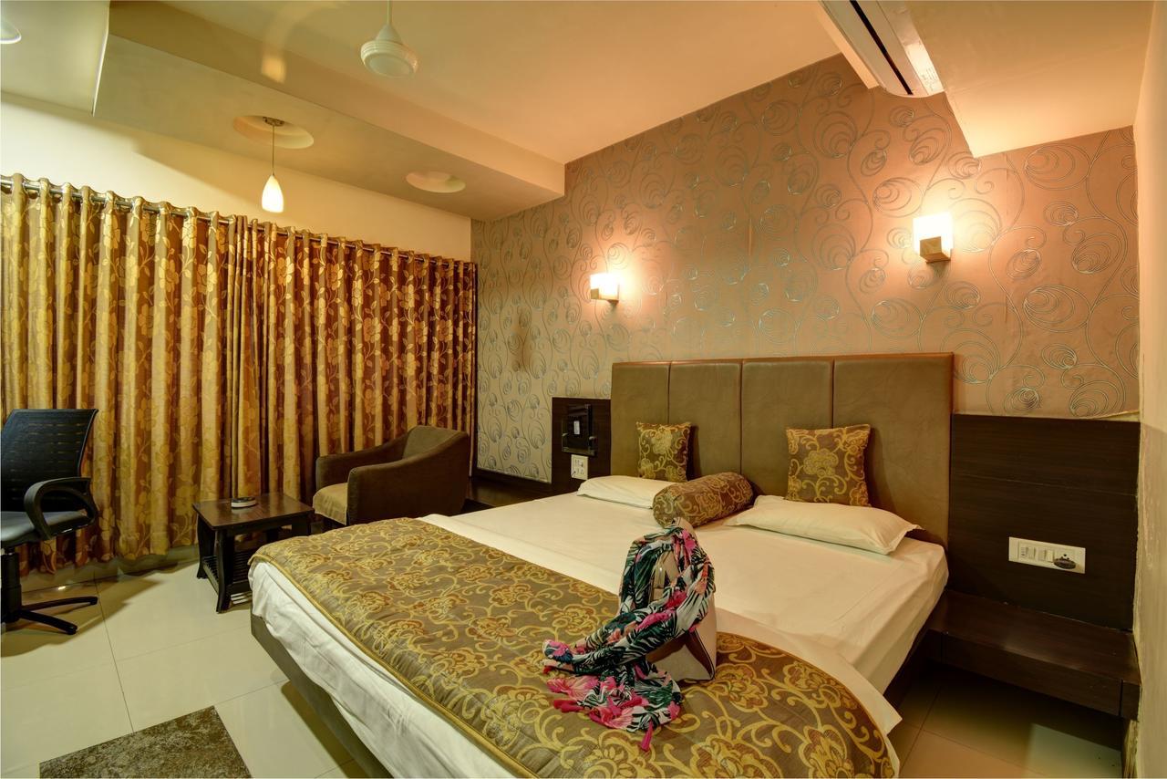 Hotel Savshanti Towers Vadodara Exterior photo
