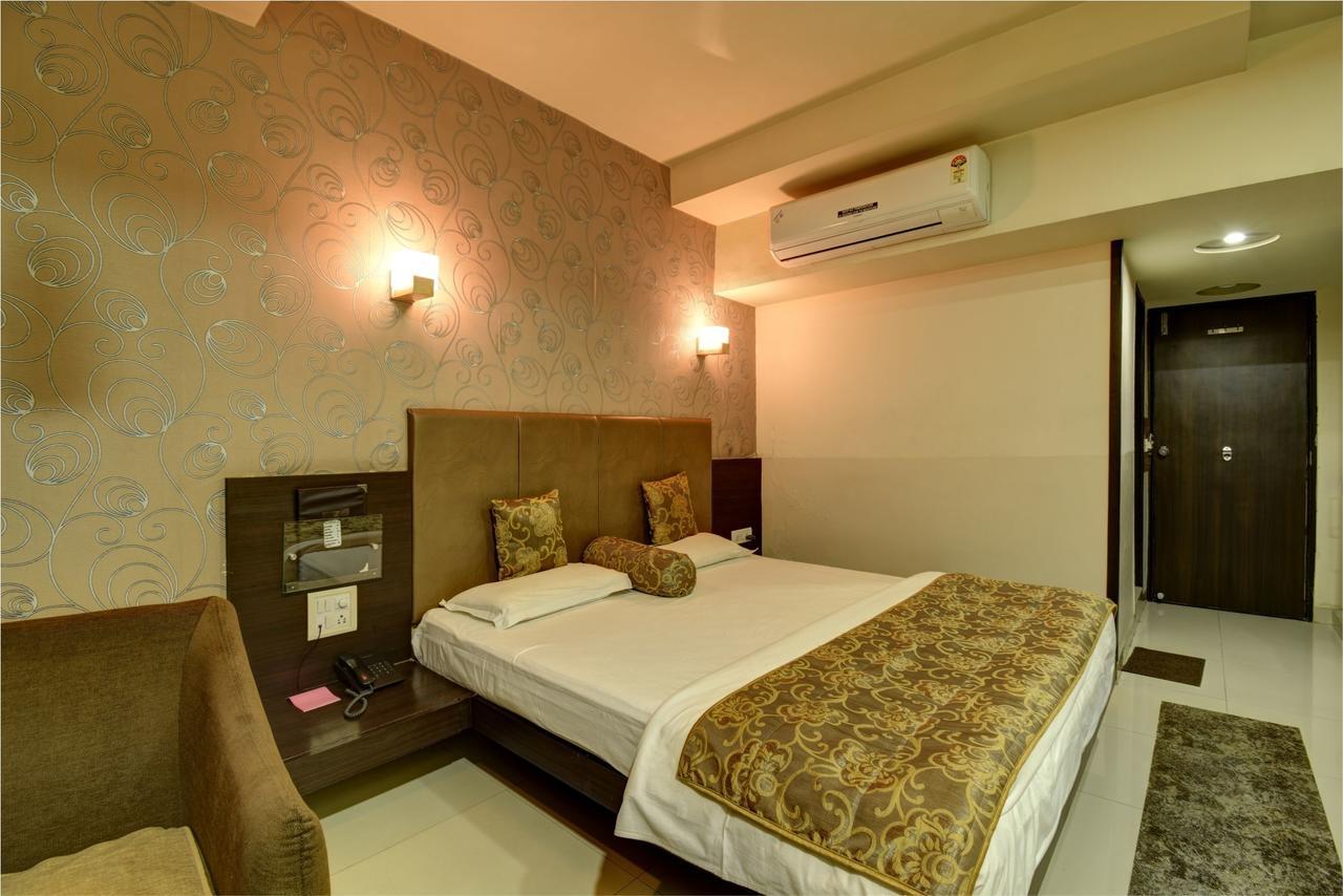 Hotel Savshanti Towers Vadodara Exterior photo