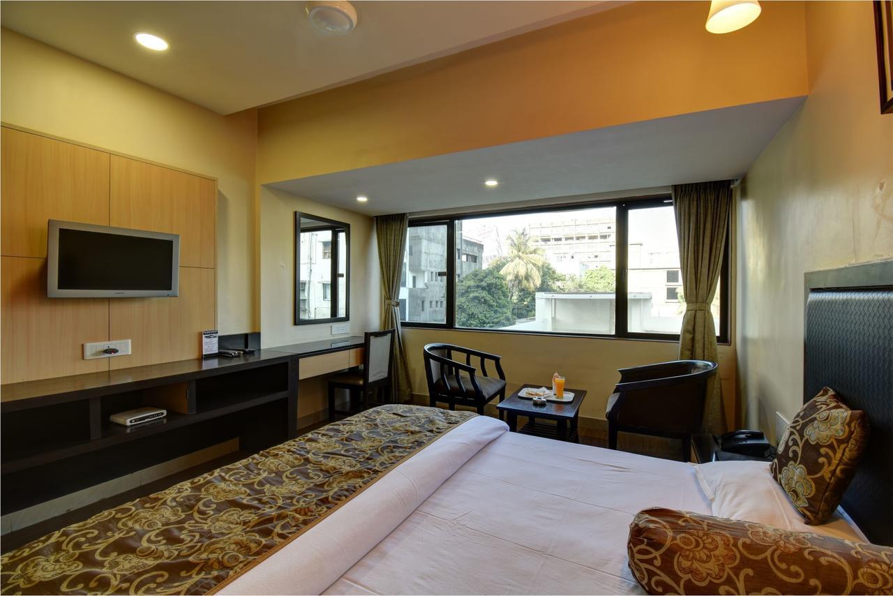 Hotel Savshanti Towers Vadodara Exterior photo