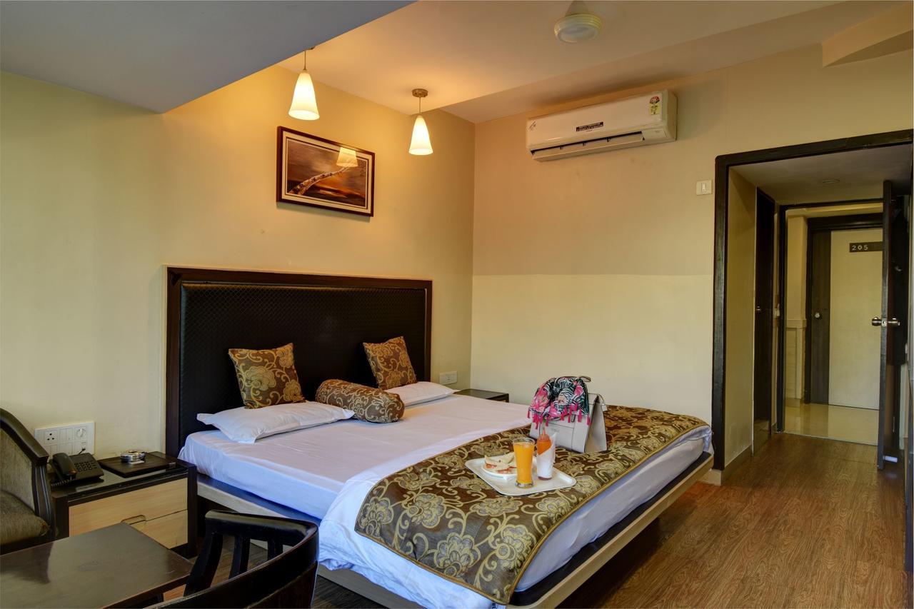 Hotel Savshanti Towers Vadodara Exterior photo